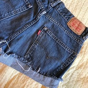 Levi’s denim shorts 💐